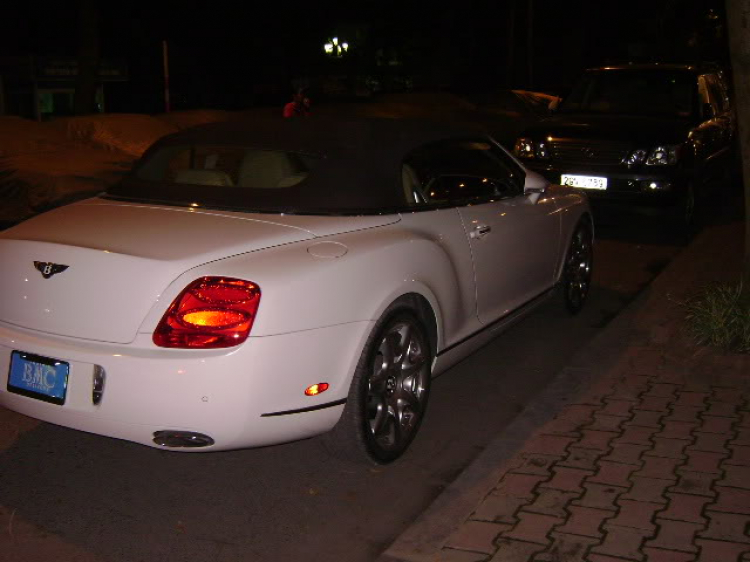 Tối Hà Nội với Bentley Continental GTC trắng