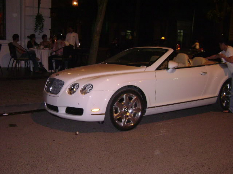 Tối Hà Nội với Bentley Continental GTC trắng