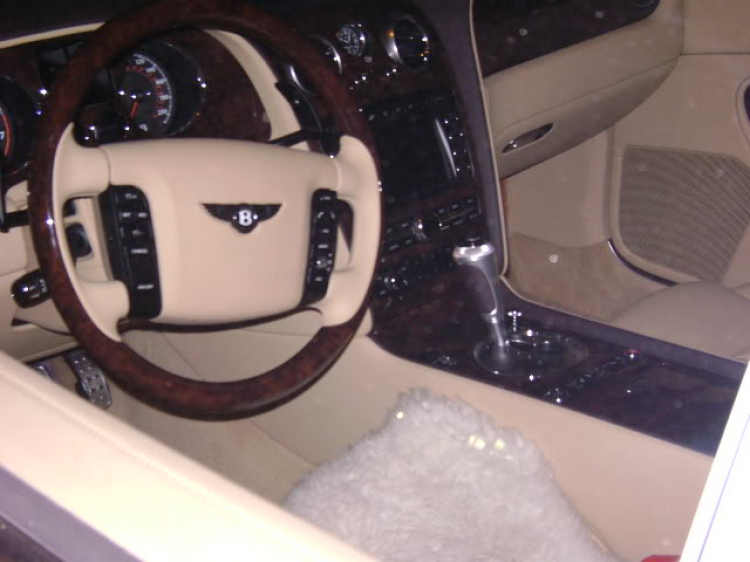 Tối Hà Nội với Bentley Continental GTC trắng Tối Hà Nội với Bentley Continental GTC trắng