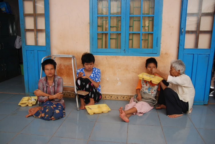 Hình ảnh công tác từ thiện của TFC ở chùa Bửu Thắng và trường Vi Nhân (BMT) 15/08/09 Hình ảnh công tác từ thiện của TFC ở chùa Bửu Thắng và trường Vi Nhân (BMT) 15/08/09