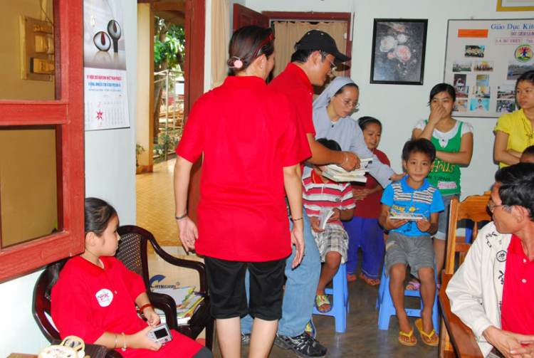Hình ảnh công tác từ thiện của TFC ở chùa Bửu Thắng và trường Vi Nhân (BMT) 15/08/09 Hình ảnh công tác từ thiện của TFC ở chùa Bửu Thắng và trường Vi Nhân (BMT) 15/08/09