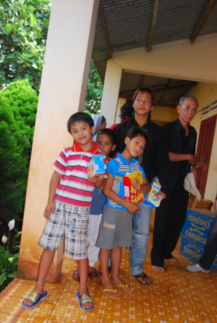 Hình ảnh công tác từ thiện của TFC ở chùa Bửu Thắng và trường Vi Nhân (BMT) 15/08/09 Hình ảnh công tác từ thiện của TFC ở chùa Bửu Thắng và trường Vi Nhân (BMT) 15/08/09