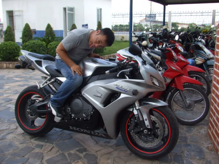 có bác nào quan tâm CBR1000rr 2007!mình bán nè