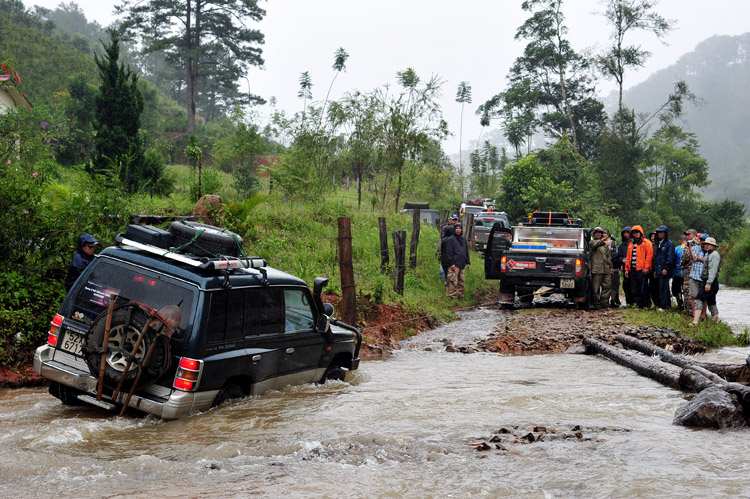 Off road kết hợp cứu trợ Đưng K'Nớ