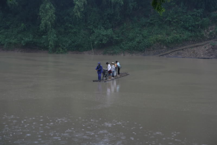Cùng đến trường với các em học sinh vùng sông nước.
