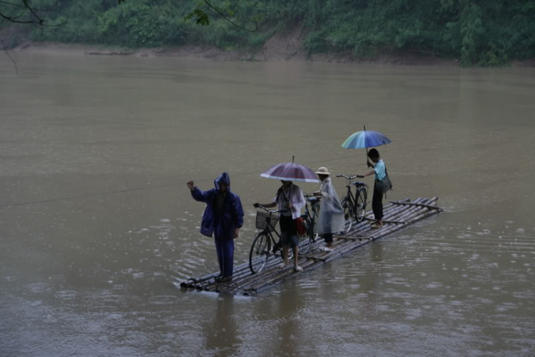 Cùng đến trường với các em học sinh vùng sông nước.