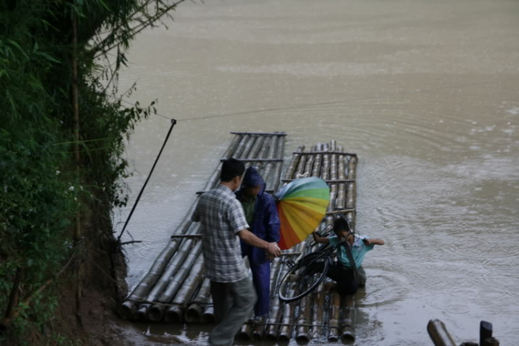 Cùng đến trường với các em học sinh vùng sông nước.