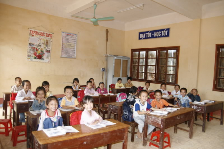 Cùng đến trường với các em học sinh vùng sông nước. Cùng đến trường với các em học sinh vùng sông nước.