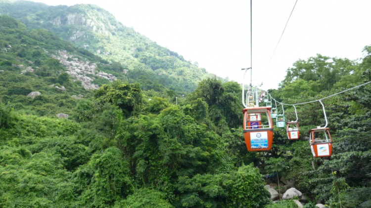 Núi Bà Đen, Tòa Thánh TN và Chùa Hoằng Pháp.