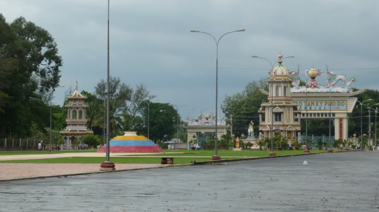 Núi Bà Đen, Tòa Thánh TN và Chùa Hoằng Pháp.