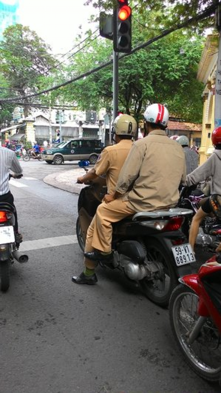 Đậu xe ở Trung tâm TP luư ý 2 bác quay phim này nhé