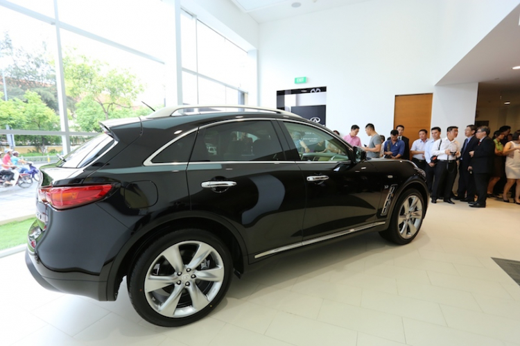 Infiniti công bố giá bán cạnh tranh với Lexus tại Việt Nam