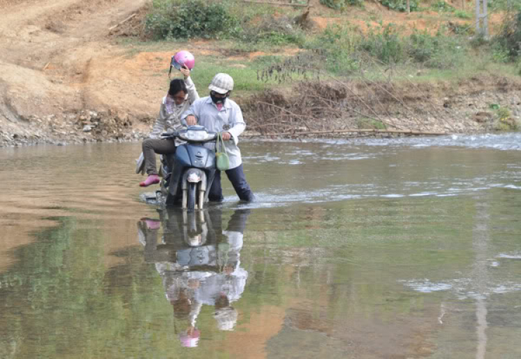 Cùng đến trường với các em học sinh vùng sông nước.