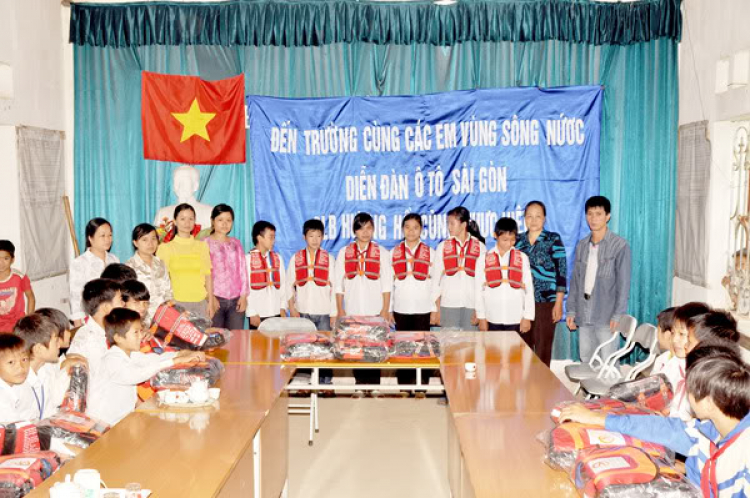 Cùng đến trường với các em học sinh vùng sông nước. Cùng đến trường với các em học sinh vùng sông nước.
