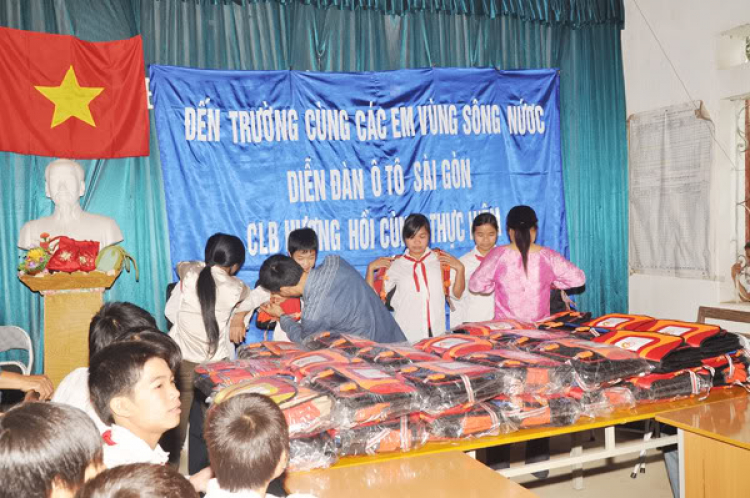 Cùng đến trường với các em học sinh vùng sông nước. Cùng đến trường với các em học sinh vùng sông nước.