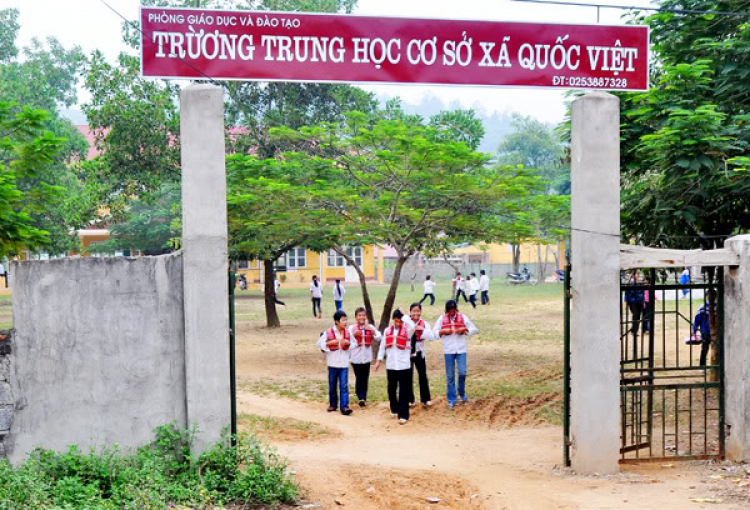 Cùng đến trường với các em học sinh vùng sông nước.