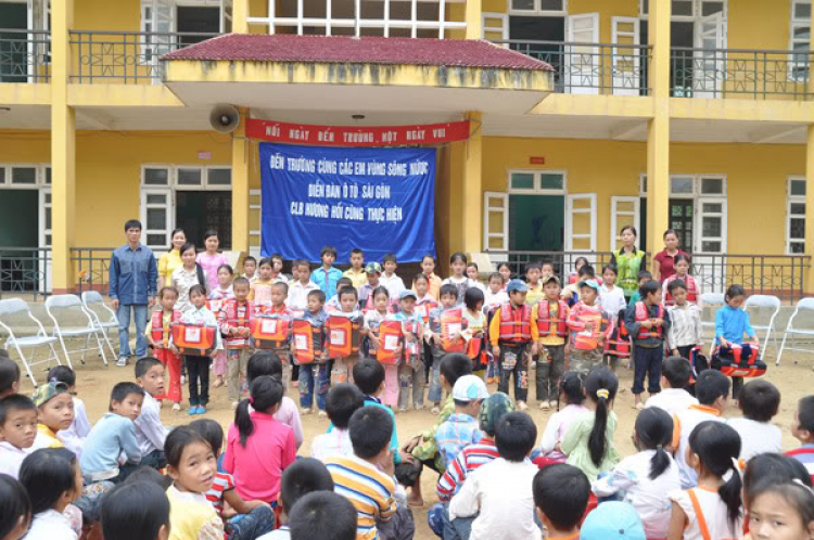 Cùng đến trường với các em học sinh vùng sông nước. Cùng đến trường với các em học sinh vùng sông nước.
