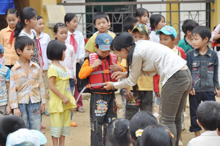 Cùng đến trường với các em học sinh vùng sông nước.