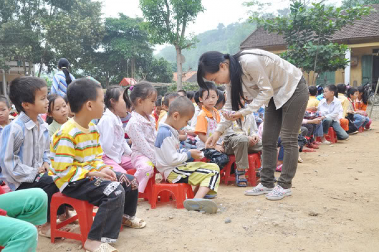 Cùng đến trường với các em học sinh vùng sông nước. Cùng đến trường với các em học sinh vùng sông nước.