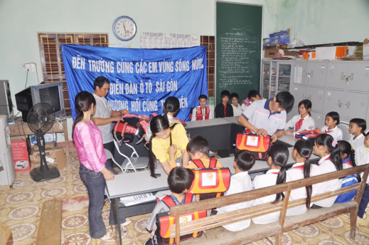 Cùng đến trường với các em học sinh vùng sông nước. Cùng đến trường với các em học sinh vùng sông nước.