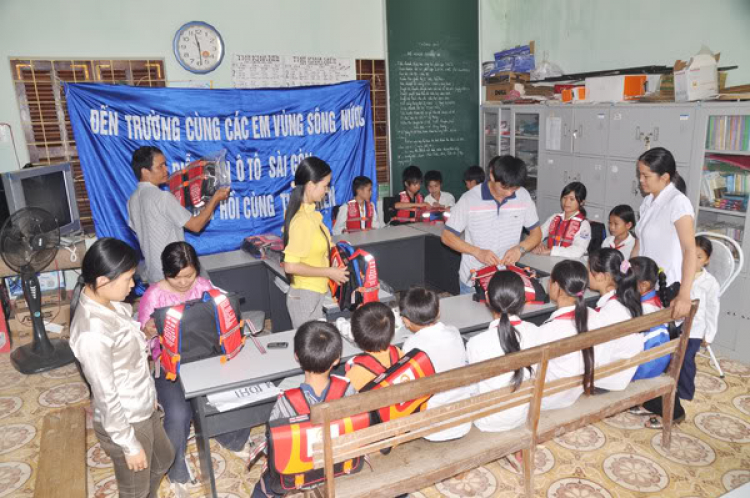 Cùng đến trường với các em học sinh vùng sông nước. Cùng đến trường với các em học sinh vùng sông nước.