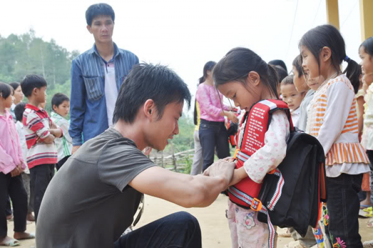 Cùng đến trường với các em học sinh vùng sông nước. Cùng đến trường với các em học sinh vùng sông nước.