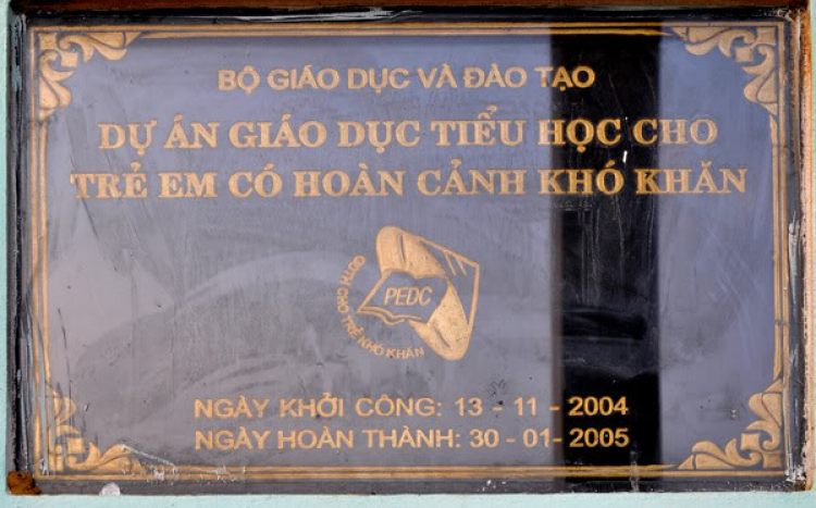 Cùng đến trường với các em học sinh vùng sông nước. Cùng đến trường với các em học sinh vùng sông nước.