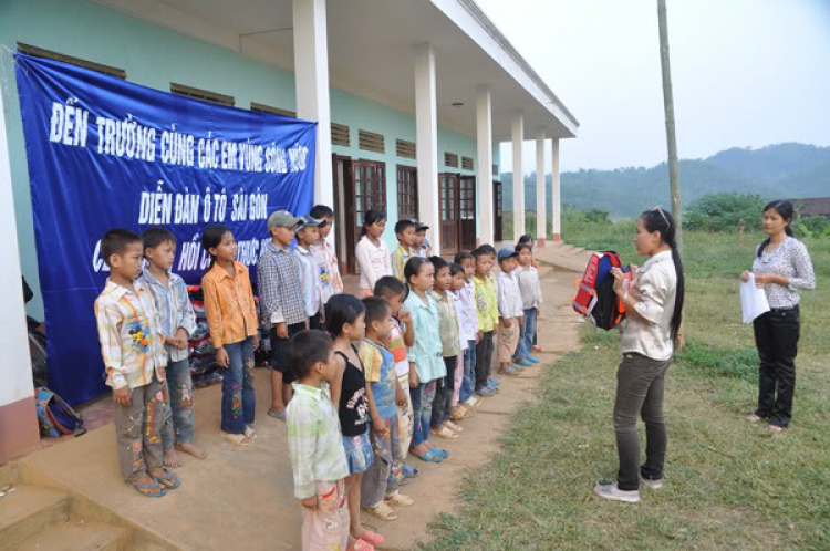 Cùng đến trường với các em học sinh vùng sông nước. Cùng đến trường với các em học sinh vùng sông nước.