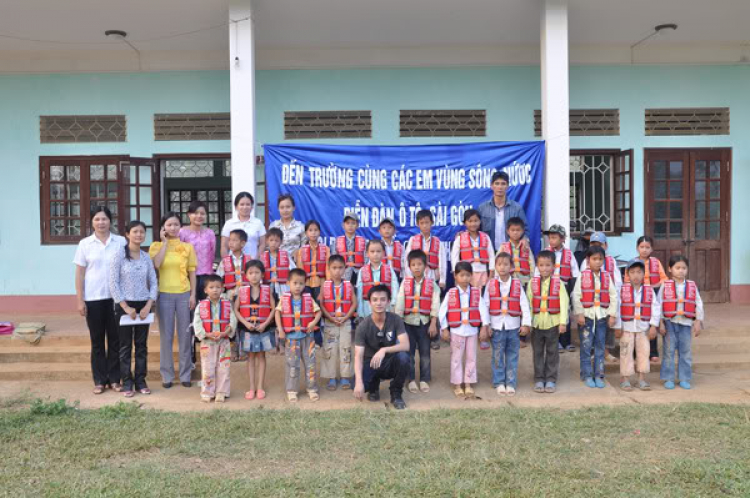 Cùng đến trường với các em học sinh vùng sông nước. Cùng đến trường với các em học sinh vùng sông nước.