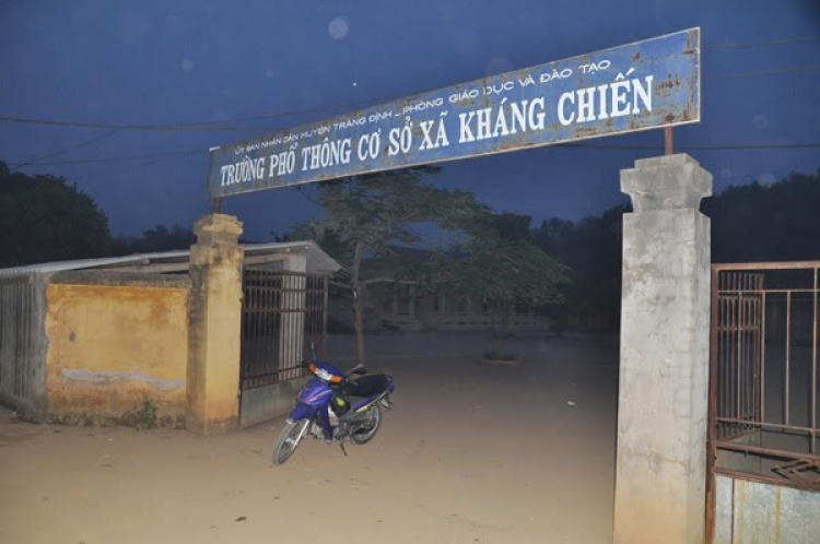 Cùng đến trường với các em học sinh vùng sông nước. Cùng đến trường với các em học sinh vùng sông nước.