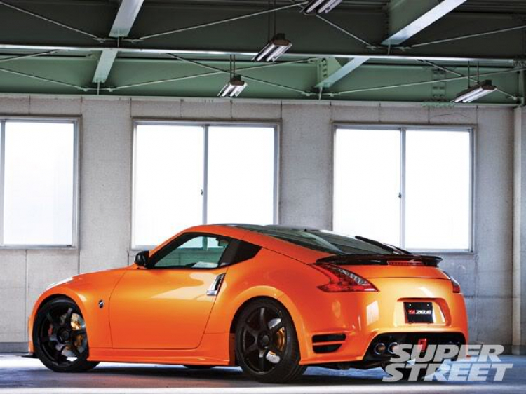 Một con màu cam 370z