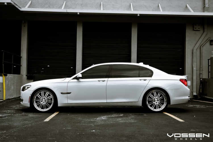 2010 BMW 750 với 22 inch mâm