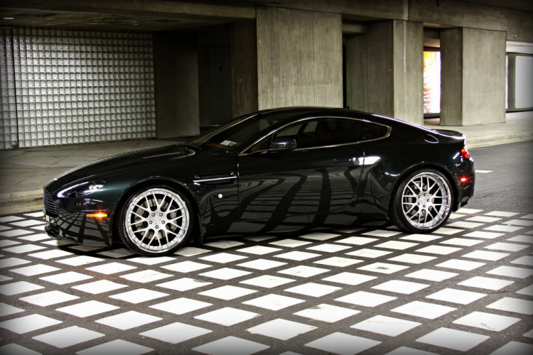 Aston Martin Vantage V8