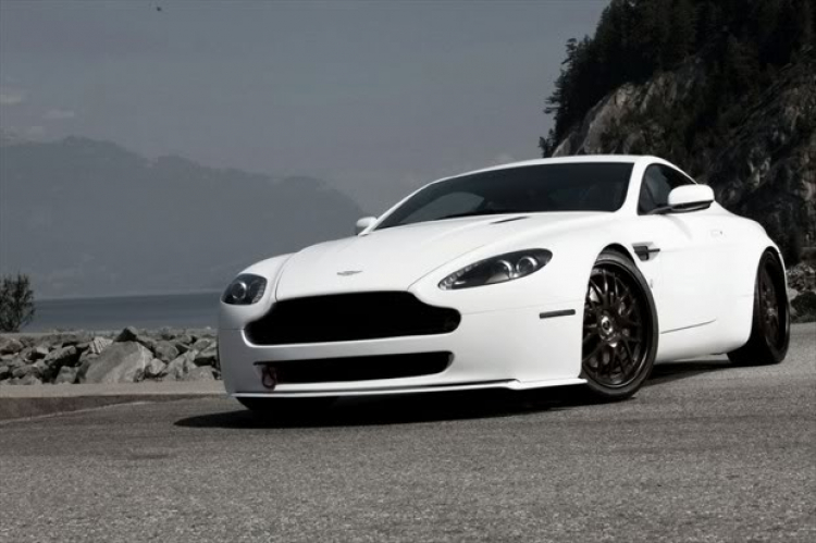 Aston Martin V8 Vantage màu trằng với người đẹp