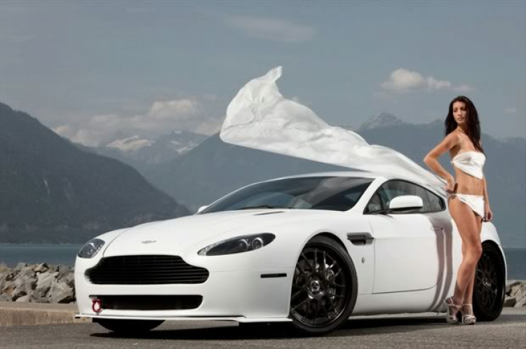 Aston Martin V8 Vantage màu trằng với người đẹp