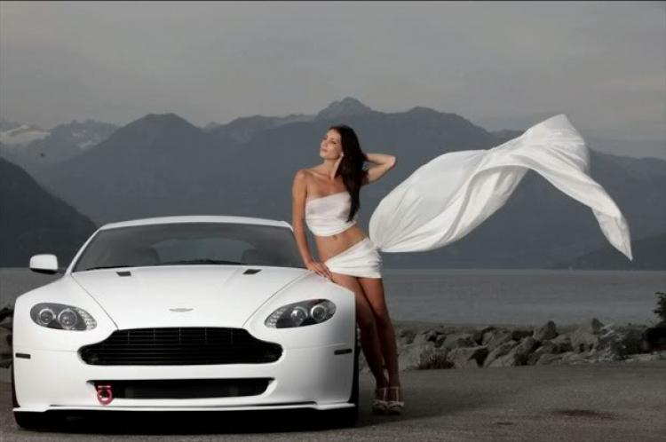 Aston Martin V8 Vantage màu trằng với người đẹp