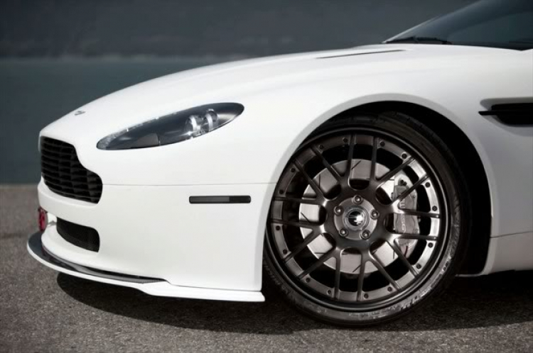 Aston Martin V8 Vantage màu trằng với người đẹp