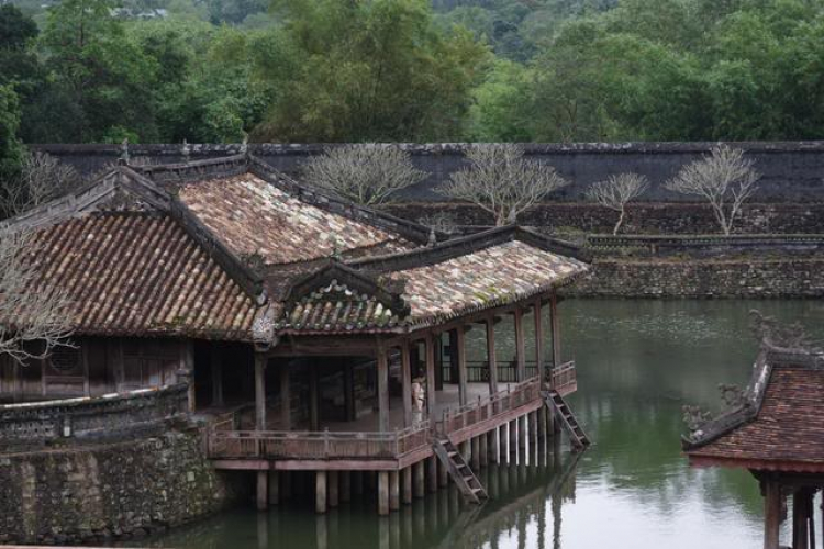 Trên đường lang thang tới Huế Trên đường lang thang tới Huế