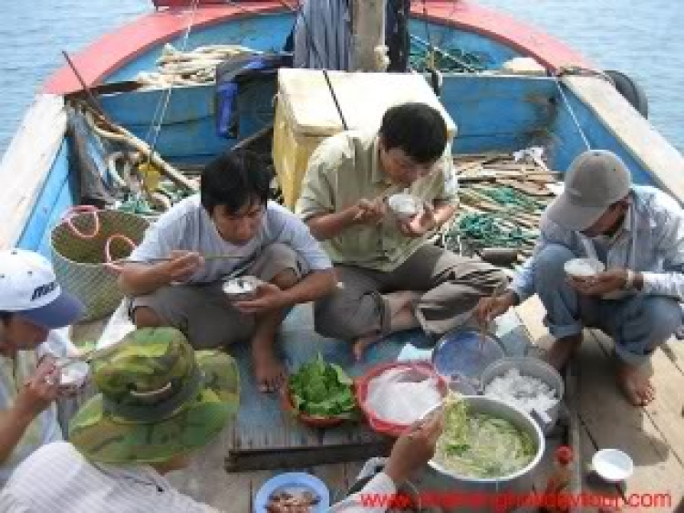 Câu cá giải trí trên biển Nha Trang.