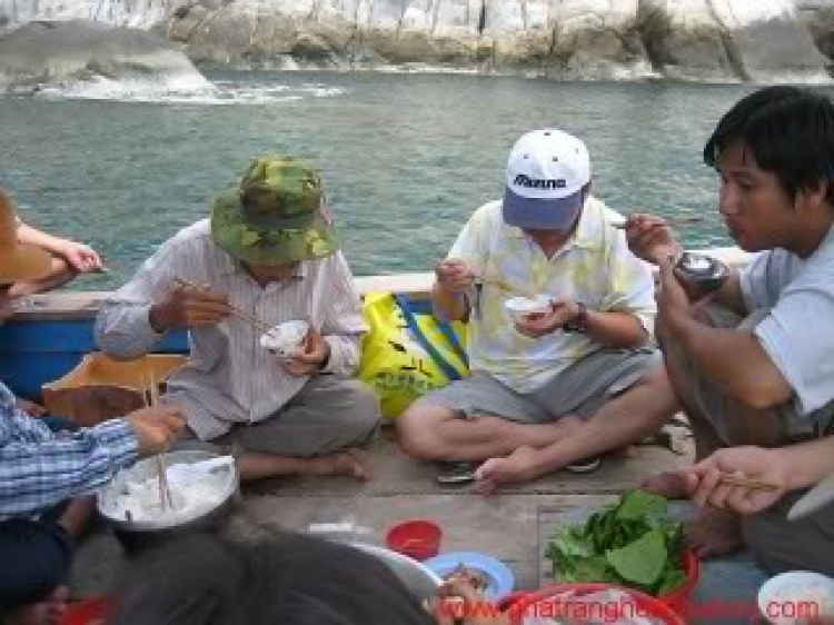 Câu cá giải trí trên biển Nha Trang.