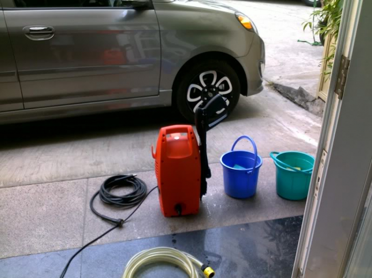 Rửa xe bằng nước rửa xe Sonax