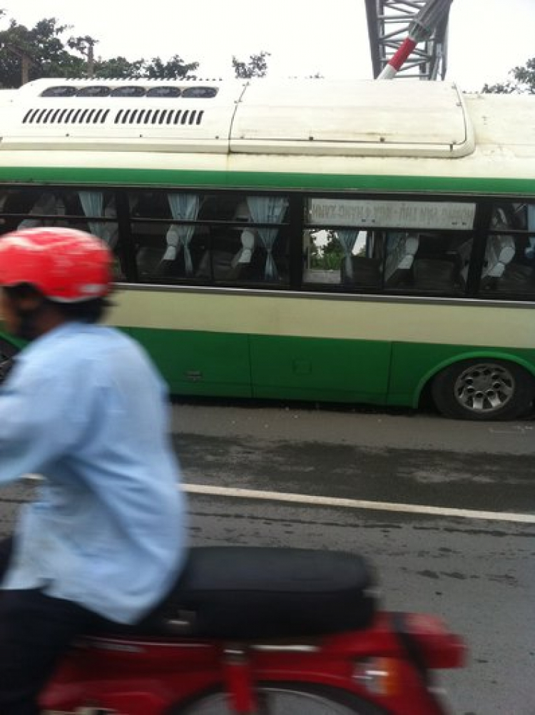 Xe buýt leo lên con lươn dưới chân cầu Sài Gòn Xe buýt leo lên con lươn dưới chân cầu Sài Gòn