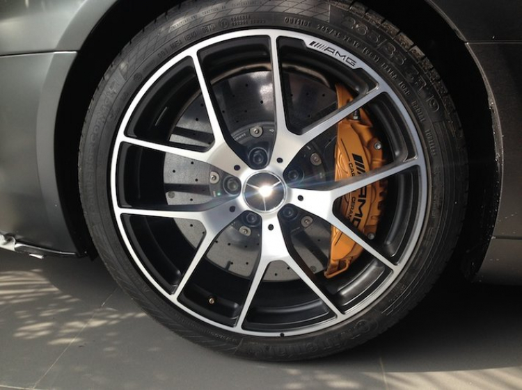 Bộ phanh hiệu suất cao Carbon Ceramic của SLS AMG