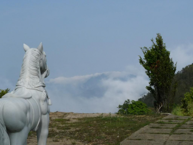 Lang thang trên đỉnh thiêng Bạch Mã