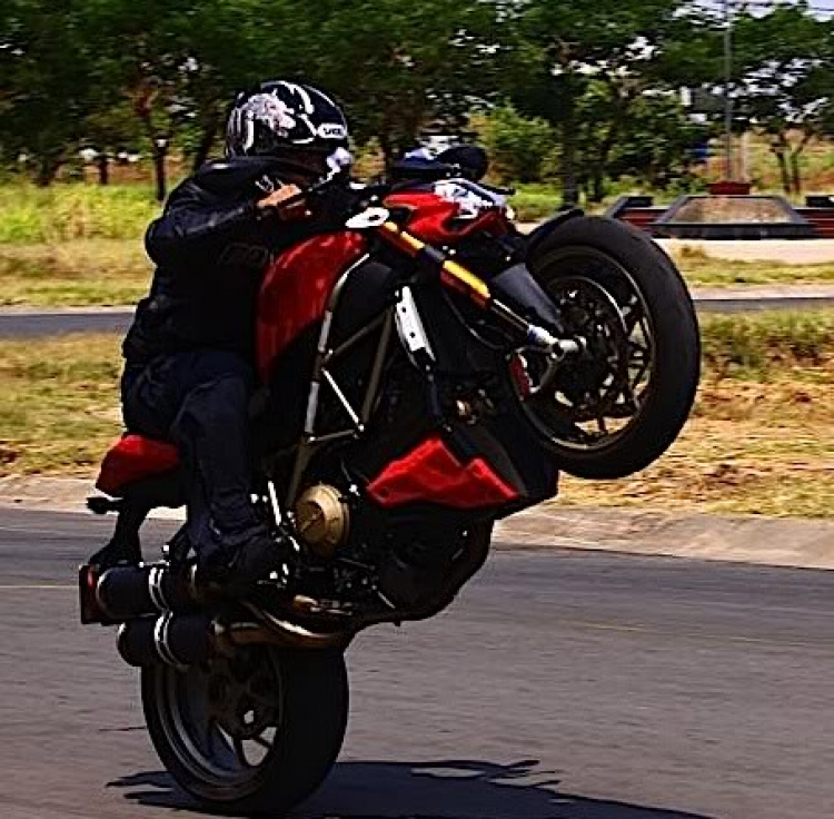 Ducati sì-trít fai-tơ fanh trần dưới hầm ! Ducati sì-trít fai-tơ fanh trần dưới hầm !