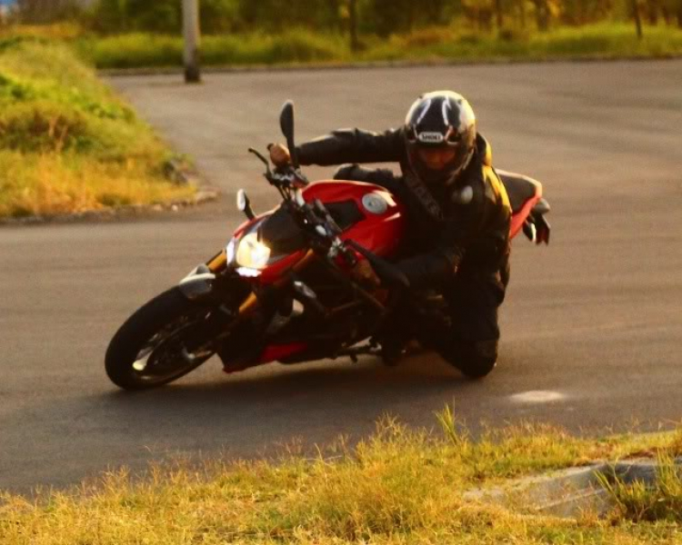 Ducati sì-trít fai-tơ fanh trần dưới hầm ! Ducati sì-trít fai-tơ fanh trần dưới hầm !