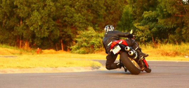Ducati sì-trít fai-tơ fanh trần dưới hầm ! Ducati sì-trít fai-tơ fanh trần dưới hầm !