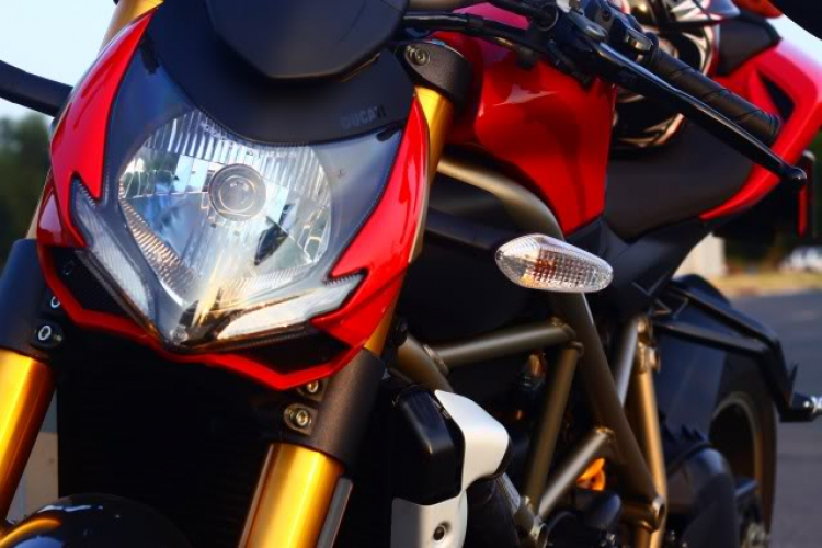 Ducati sì-trít fai-tơ fanh trần dưới hầm ! Ducati sì-trít fai-tơ fanh trần dưới hầm !