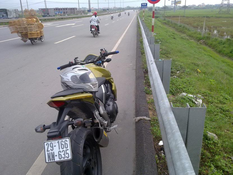 Ducati sì-trít fai-tơ fanh trần dưới hầm ! Ducati sì-trít fai-tơ fanh trần dưới hầm !