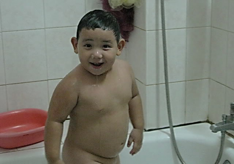 Con chúng ta xinh quá. Con chúng ta xinh quá.